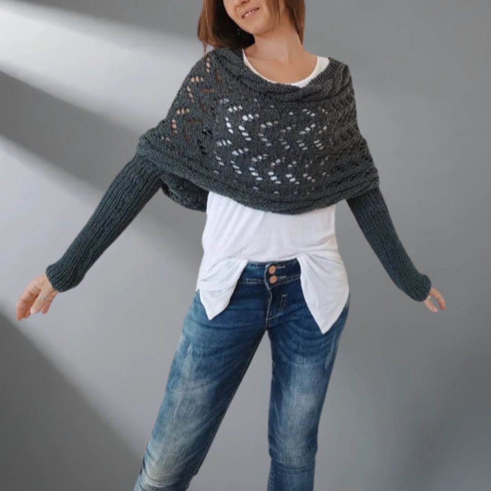 Châle tissé WarmWrap™ de Danoir Paris, élégant châle vert grisâtre pour femme, porté enroulé autour du cou.