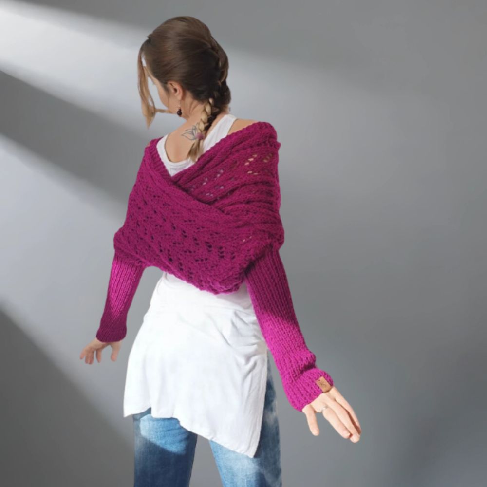 Châle tissé WarmWrap™ de Danoir Paris en vert grisâtre, élégant et chaud, porté autour des épaules.