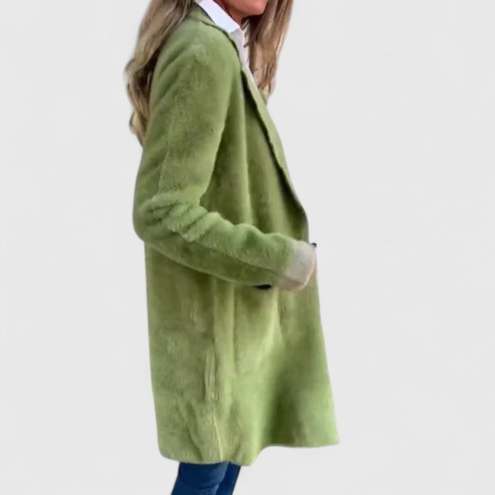 Manteau chaud chic Danoir Paris Sofieeee FR863 en vert, style élégant avec détails modernes, porté par un mannequin.