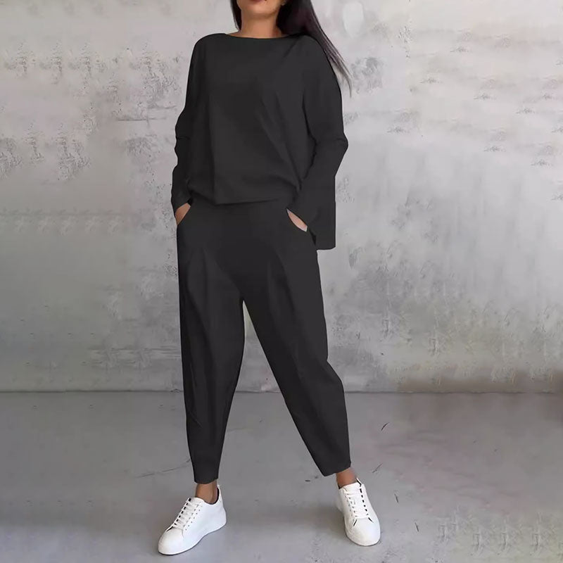 Ensemble confortable et chic Fr868 Amalia de Danoir Paris, vêtement noir avec détails élégants, porté sur un mannequin.