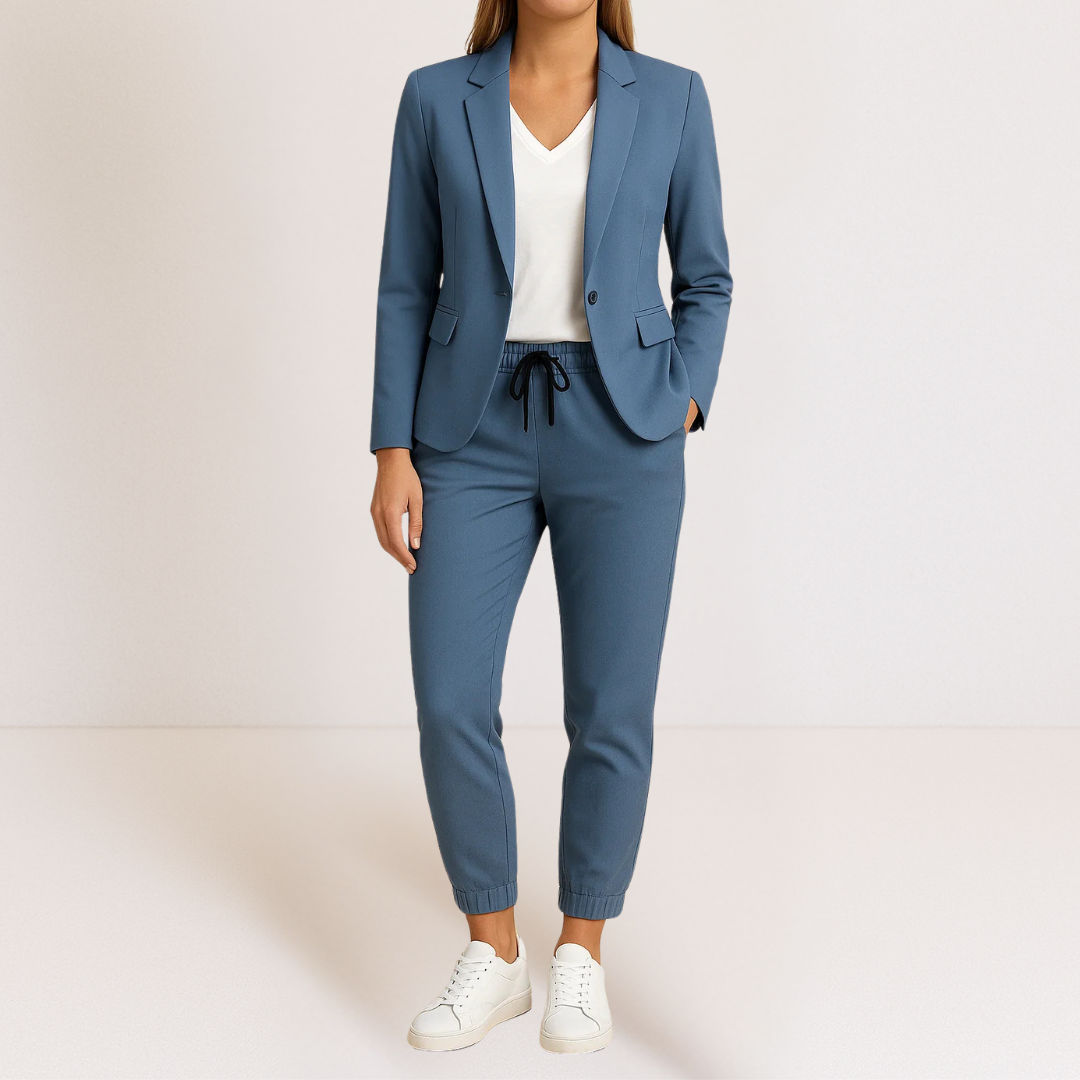 Ensemble deux pièces Monique de Danoir Paris, costume élégant bleu avec détails sophistiqués, porté par un mannequin.