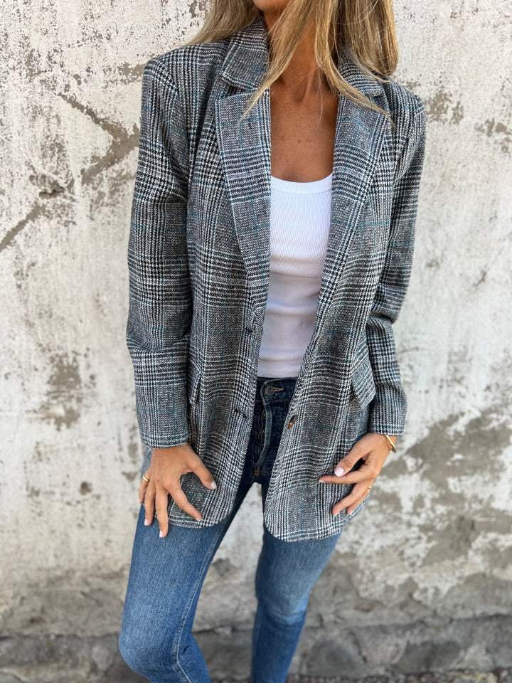 Manteau à carreaux marron Danoir Paris FR882 avec motif floral élégant, porté sur un fond neutre.
