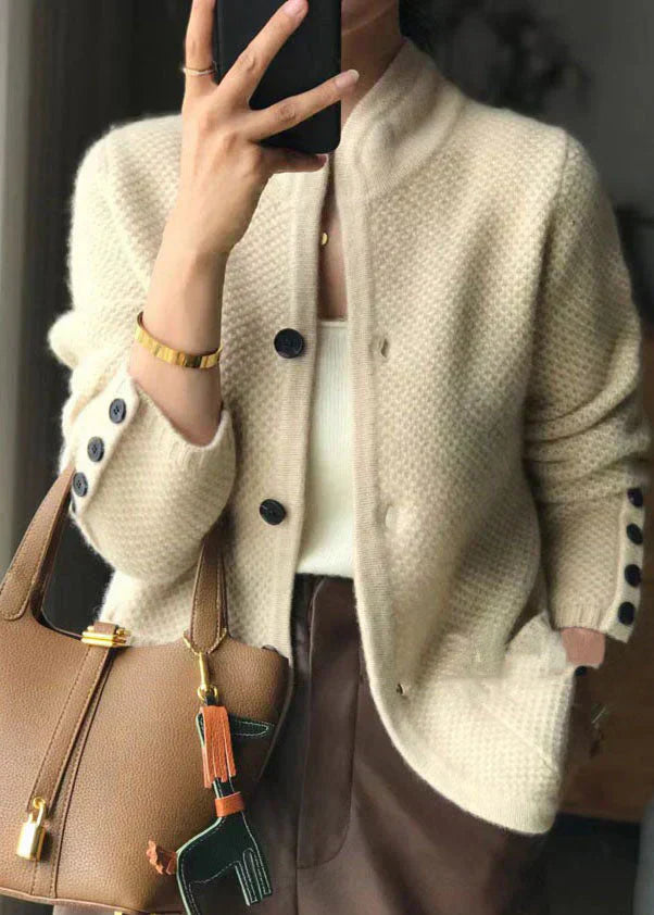 Gilet en cachemire blanc Claire Danoir Paris, élégant et chaud, porté sur un fond neutre, taille unique.