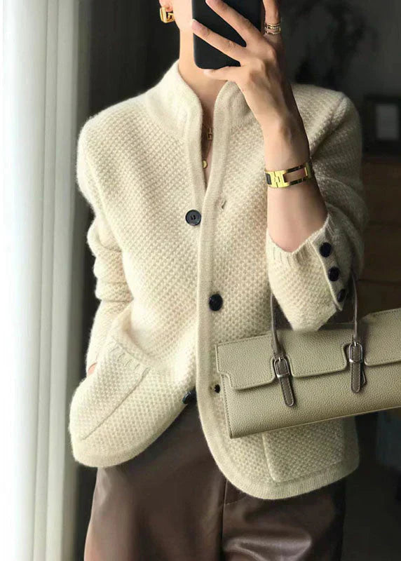 Gilet en cachemire blanc Danoir Paris, modèle Claire, élégant et confortable, portée en vue rapprochée.