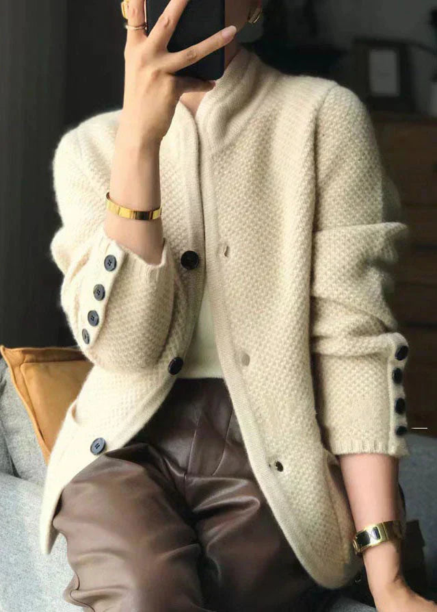 Gilet en cachemire blanc Danoir Paris modèle Claire, élégant, taille unique, porté sur un fond neutre.