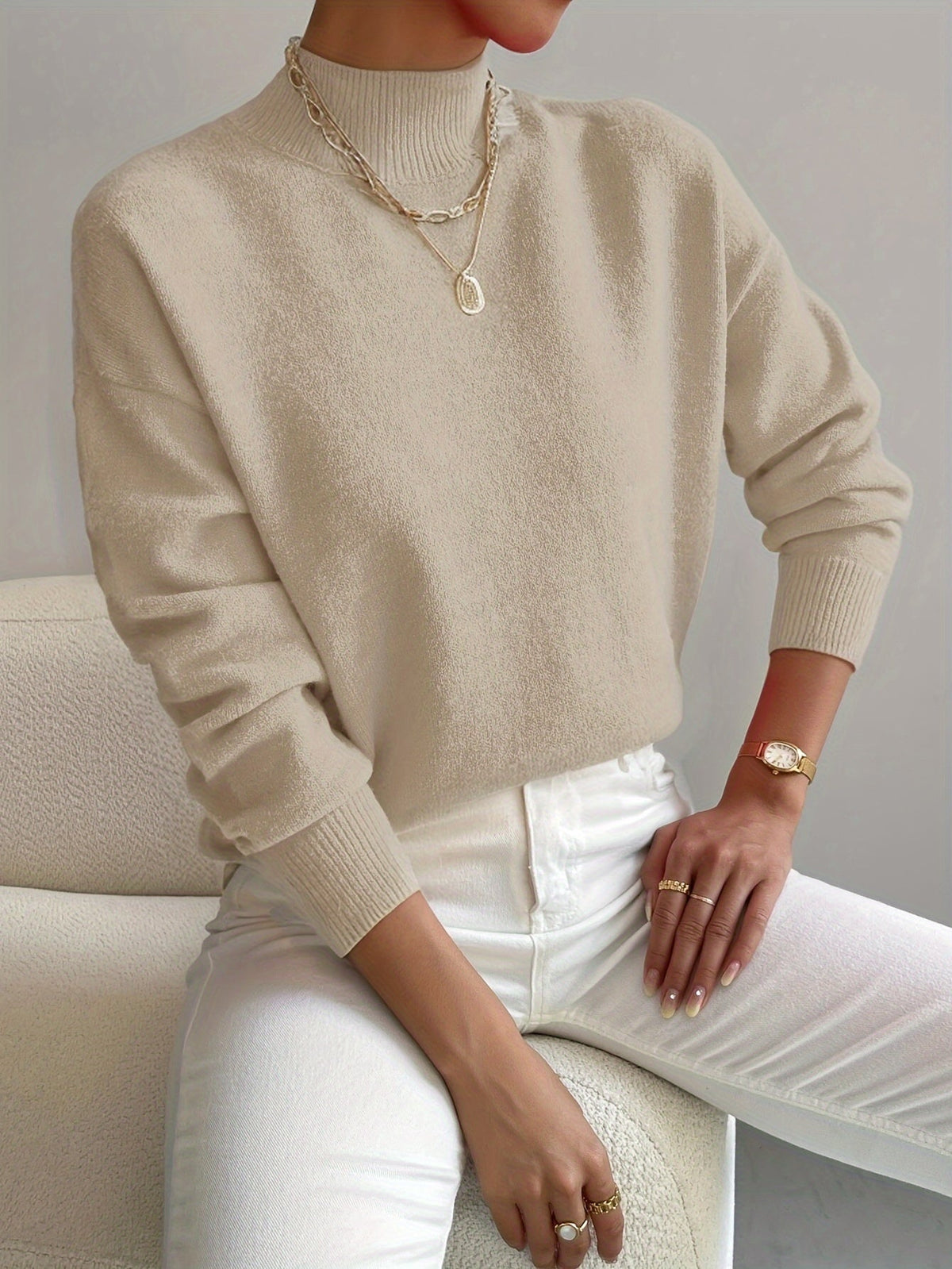 Pull élégant et chaud Jennifer de Danoir Paris en blanc, avec détails sophistiqués, porté sur un modèle.