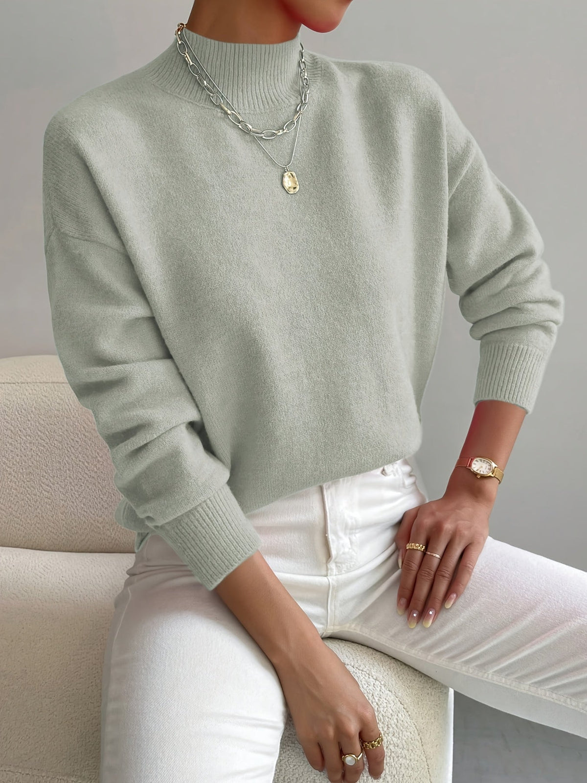 Pull blanc Danoir Paris Jennifer, élégant et chaud, avec col cheminée et finition douce, porté sur un mannequin.