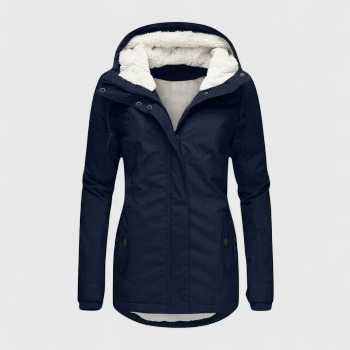 Manteau chic et confortable Danoir Paris Juliandra, modèle FR896, en bleu, porté, avec coupe élégante et détails modernes.