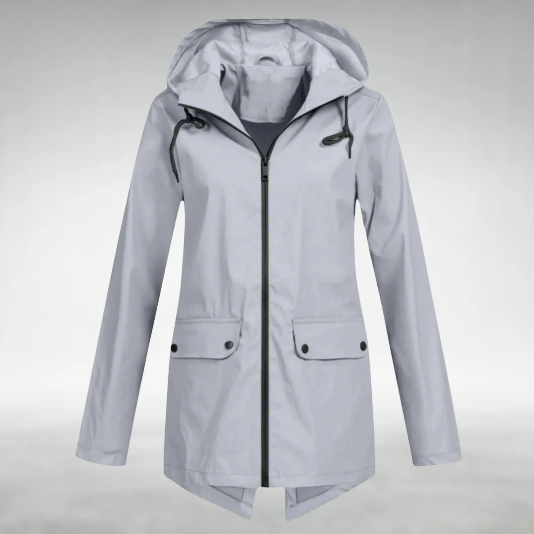 Imperméable élégant Danoir Paris FR902 Bleu pour femme, vêtement léger et résistant à l'eau, porté en extérieur.