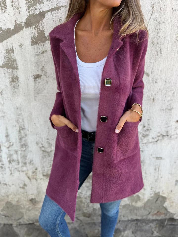 Manteau d'hiver violet Salene de Danoir Paris, élégant et chaud, avec coupe sophistiquée, porté en hiver.