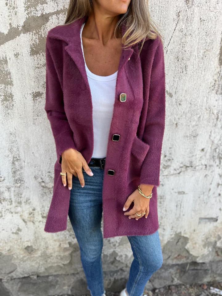 Manteau d'hiver violet Danoir Paris FR903 Salene, élégant et chaud, porté sur mannequin, détail de la texture en laine.