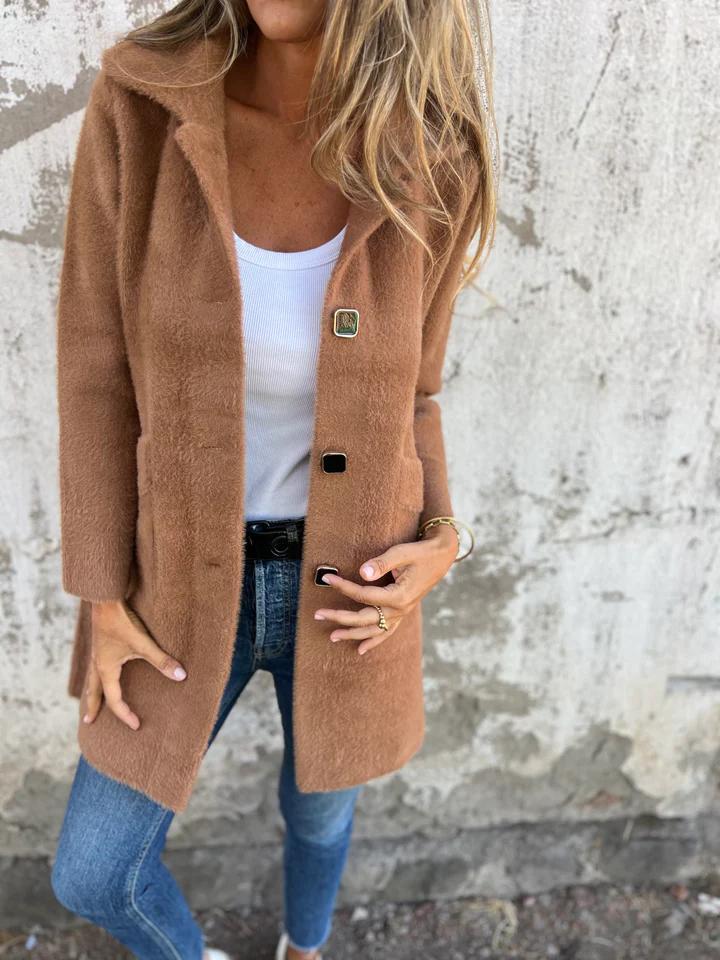 Manteau d'hiver élégant violet FR903 de Danoir Paris, coupe sophistiquée et style chic pour femme.