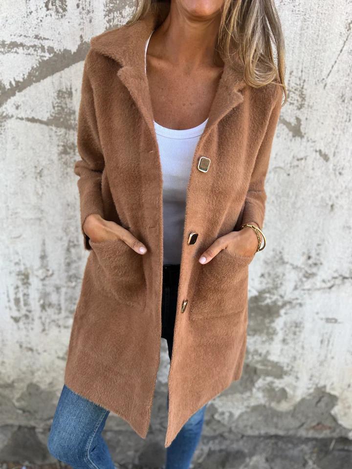 Manteau d'hiver violet Danoir Paris FR903 Salene, élégante veste chaude avec col et boutons, vue de face.