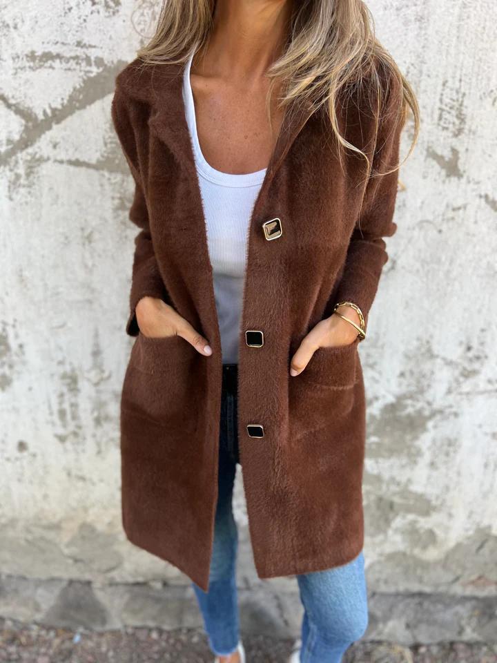 Manteau d'hiver violet FR903 de Danoir Paris, élégant et chaud, porté par un mannequin.
