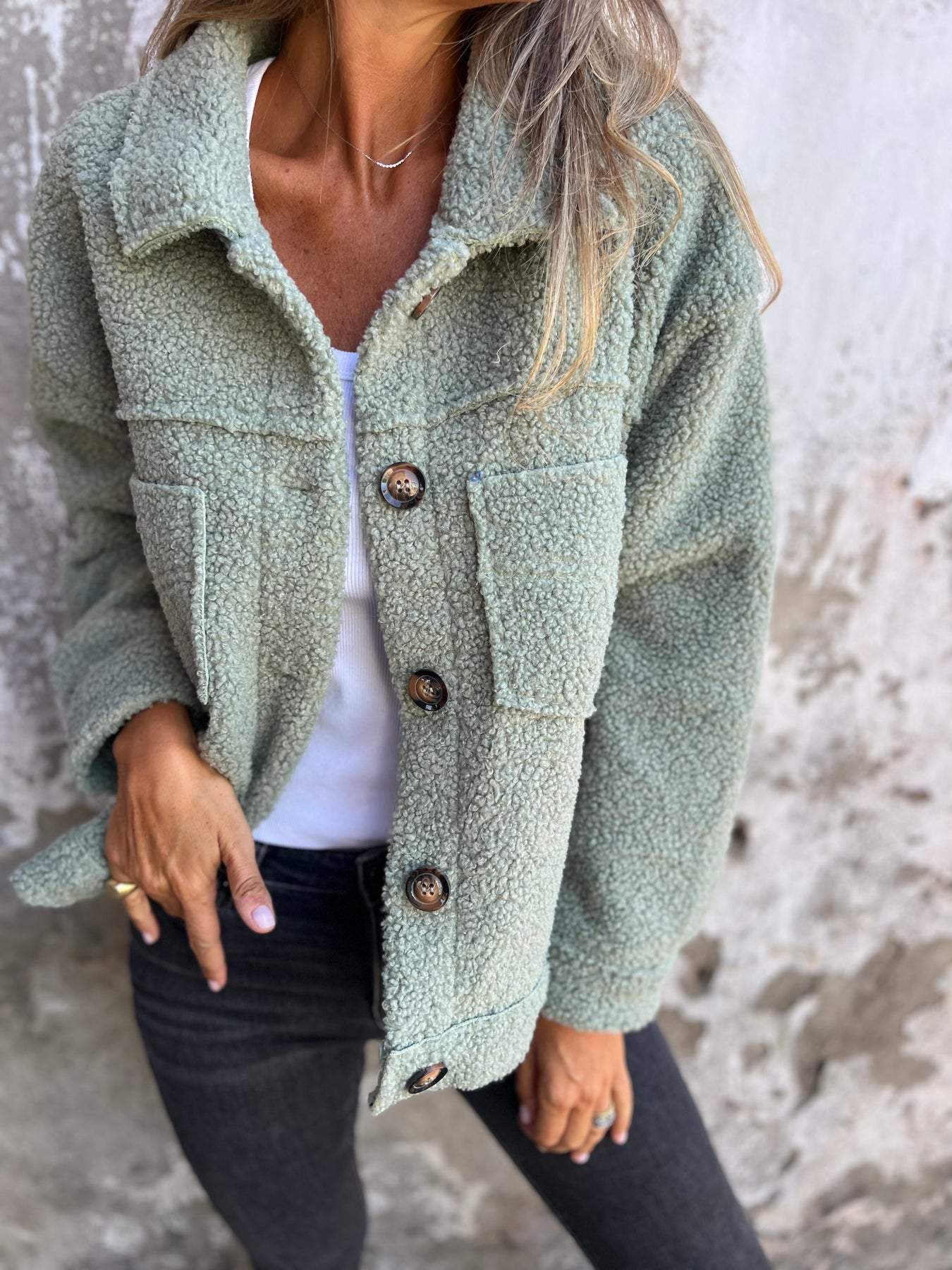 Veste élégante Danoir Paris FR904 rose en tissu confortable, style chic et moderne, vue de face sur un mannequin.
