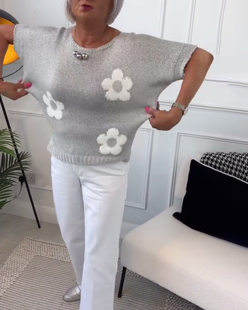 Pull gris Danoir Paris Daisy, élégant avec motif floral, en laine douce, porté sur un mannequin.