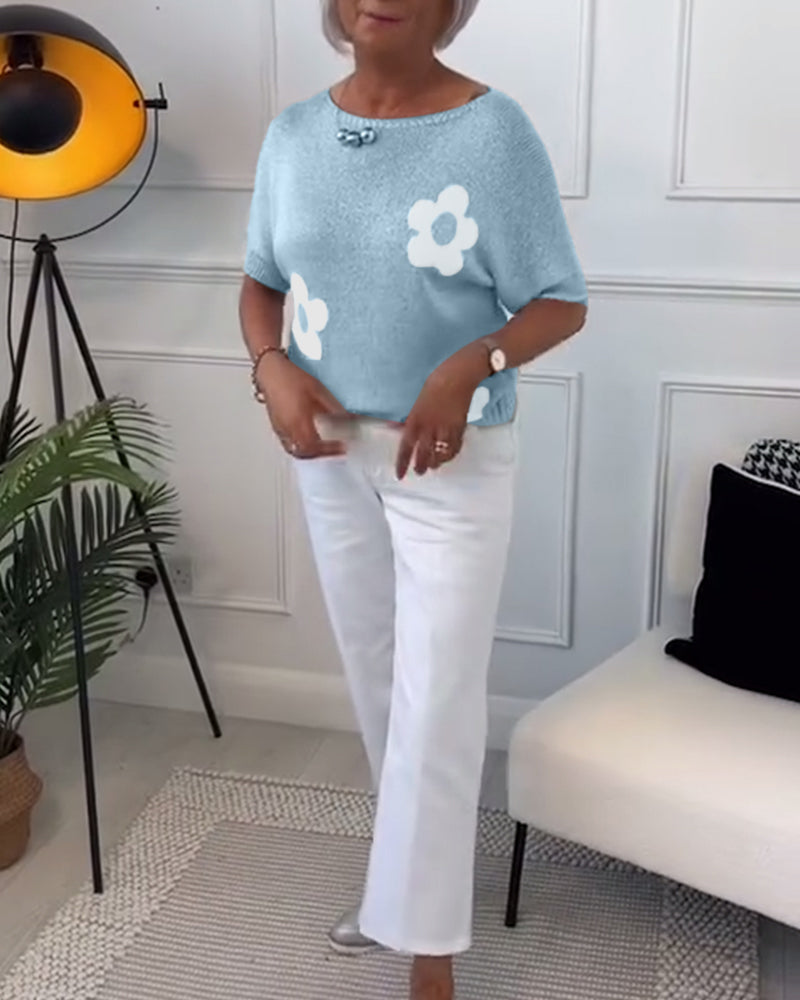 Pull gris Danoir Paris Daisy, élégant avec motif floral, porté sur mannequin, vue de face.