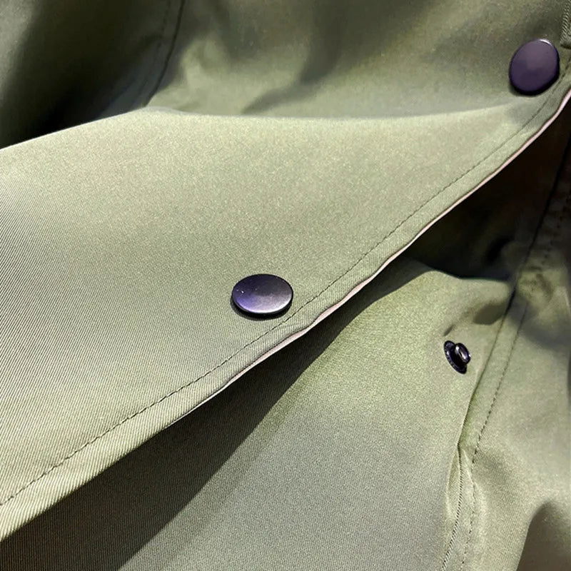 Veste élégante anti-pluie Danoir Paris FR907, blanc, en tissu imperméable, avec capuche et détails sophistiqués.