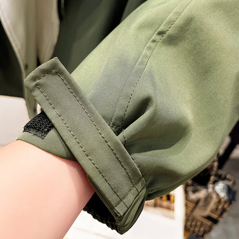 Veste élégante anti-pluie Danoir Paris FR907, blanche, avec capuche et fermeture zippée, portée en extérieur.