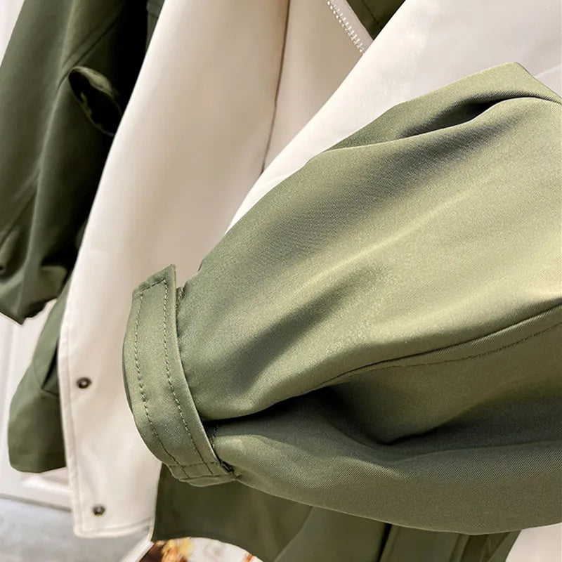 Veste élégante anti-pluie Danoir Paris FR907 en blanc, veste pour femme avec capuche et fermeture éclair.