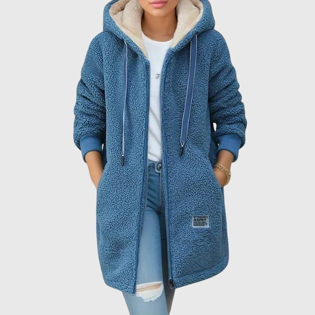 Veste polaire élégante Birgitte de Danoir Paris en bleu, coupe ajustée et confortable, pour un style chic et décontracté.
