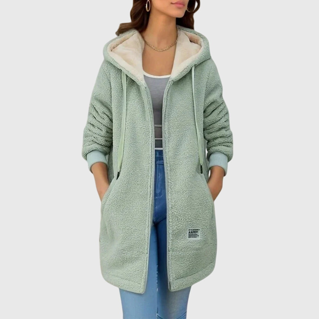 Veste polaire élégante Birgitte de Danoir Paris, couleur bleu, coupe ajustée, idéale pour un look chic et confort.