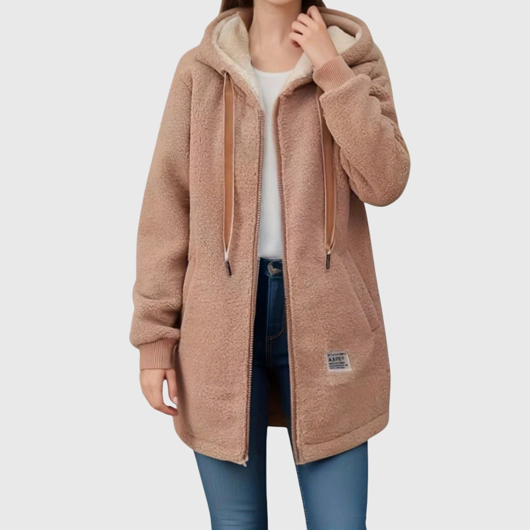 Veste polaire élégante Birgitte de Danoir Paris en bleu, coupe ajustée, tissu doux et chaud pour femme.