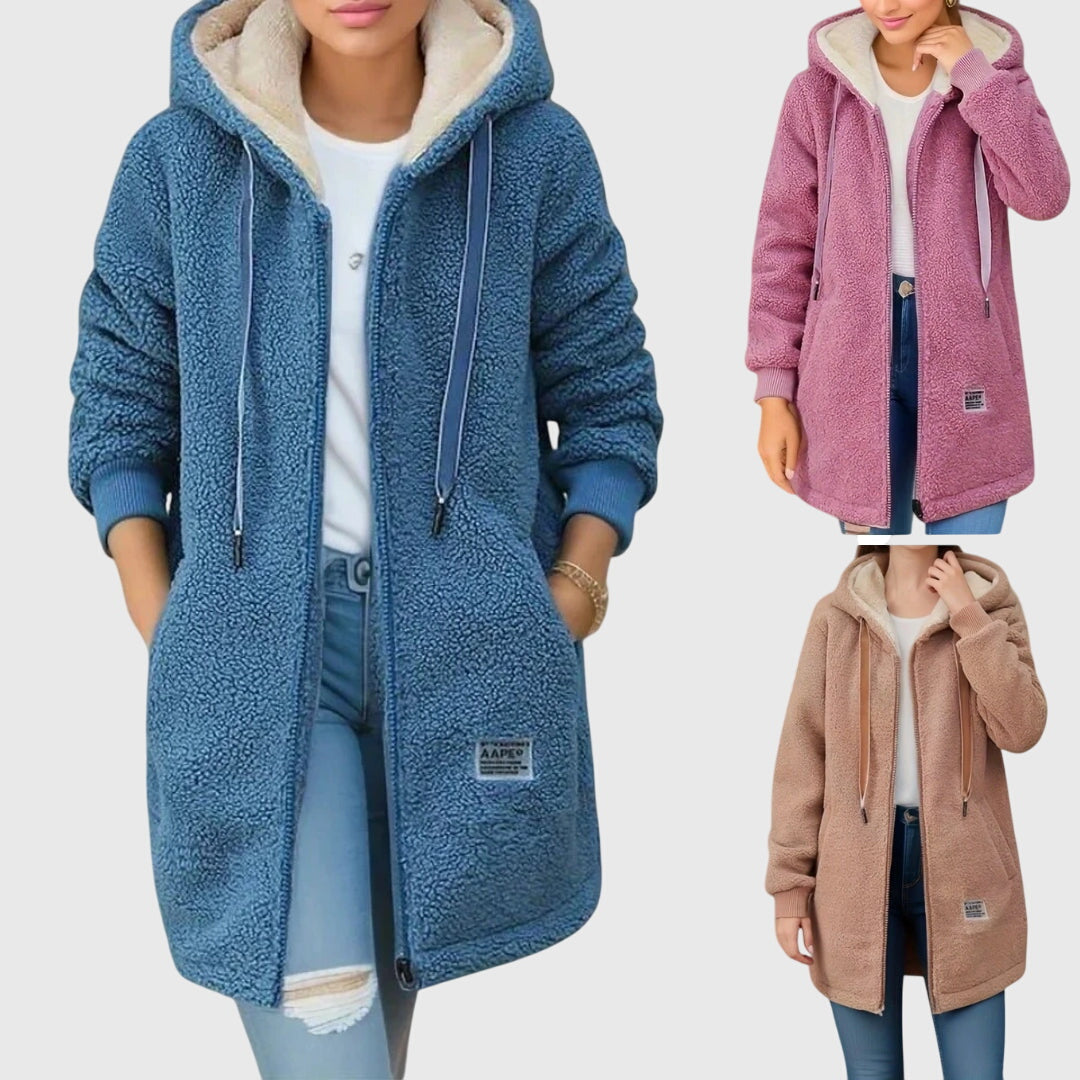 Veste polaire élégante Danoir Paris Birgitte, modèle FR910, en bleu avec col et poches visibles.