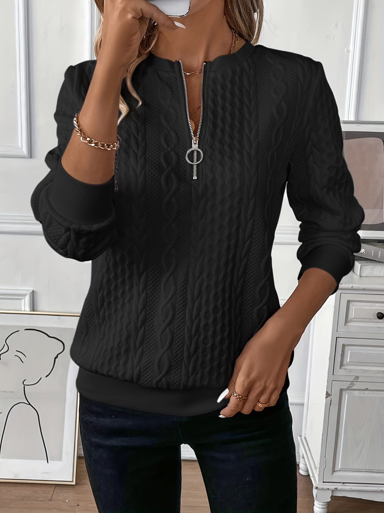 Pull zippé torsadé chic Amalie de Danoir Paris, rose, en tissu doux, avec fermeture éclair stylée.