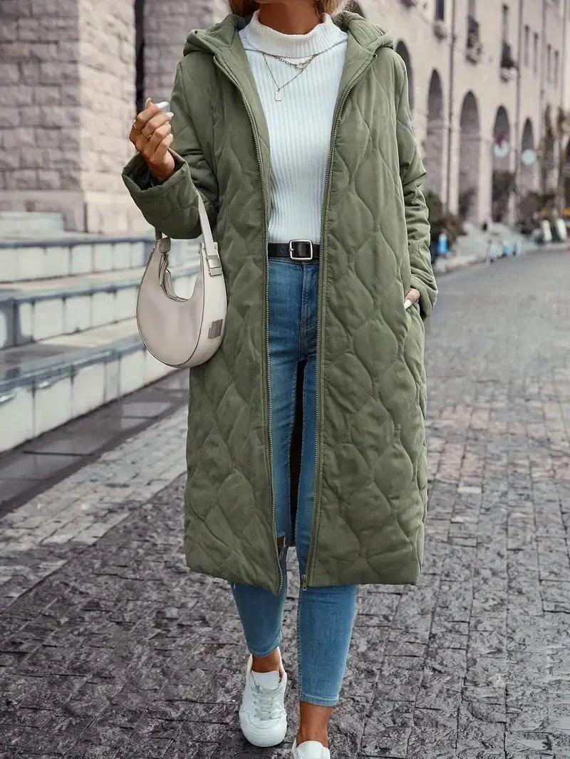 Manteau d'hiver élégant Danoir Paris FR923 pour femmes, veste chaude en tissu sophistiqué, coloris neutre, vue de face.