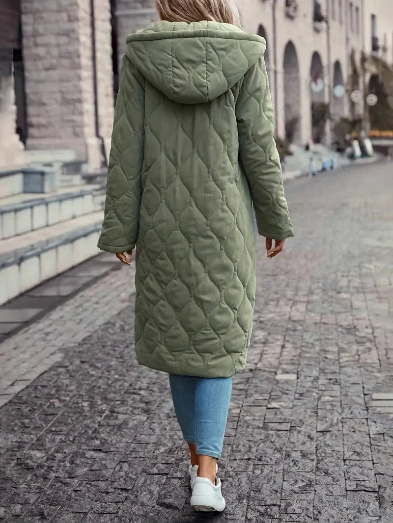 Manteau d'hiver élégant Danoir Paris FR923 Aluvoo en tissu chaud, coupe moderne et finition soignée, porté par un mannequin.