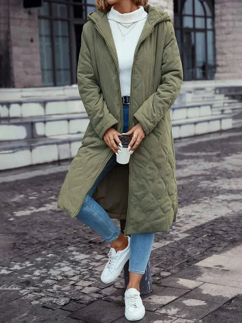 Manteau d'hiver élégant Danoir Paris FR923 pour femmes, coupe raffinée et tissu chaud, porté en extérieur.