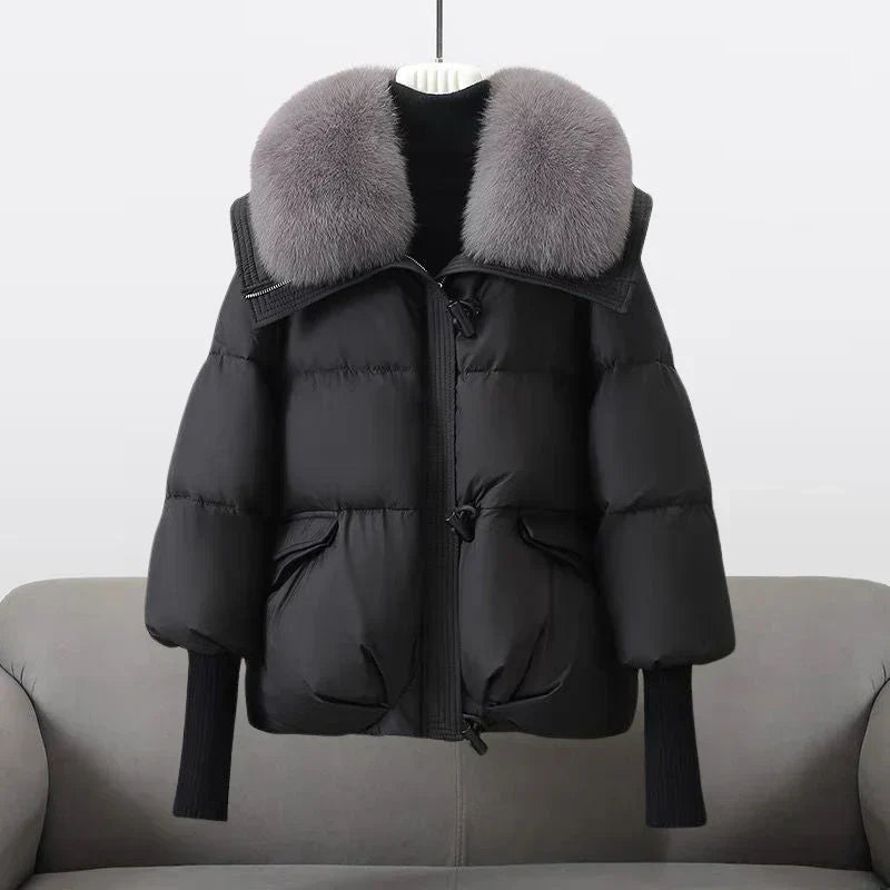 Manteau noir Danoir Paris FR926 Indi, élégant et pratique, en tissu chaud avec col classique et boutons frontaux.
