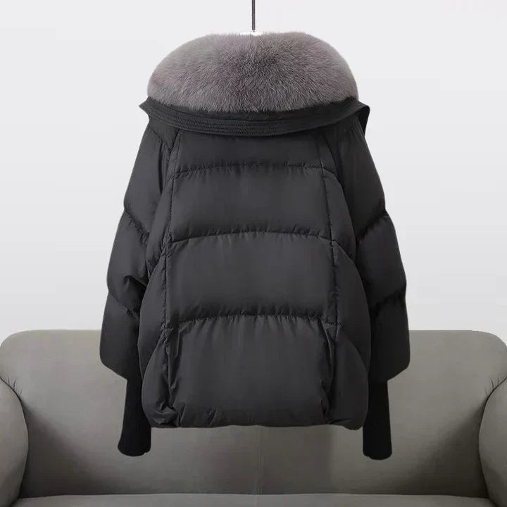Manteau noir Danoir Paris FR926 Indi, élégant et pratique, porté par un mannequin, détails du tissu et coupe sophistiquée visible.