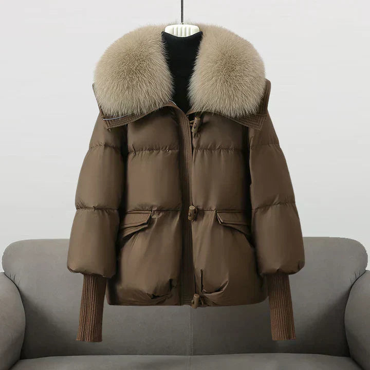 Manteau noir Danoir Paris FR926 Indi, élégant et pratique, avec coupe moderne et détails sophistiqués, porté sur un mannequin.