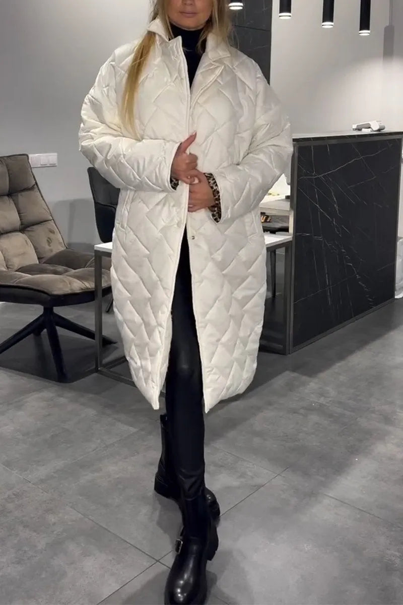 Manteau réversible chic Danoir Paris FR934 noir avec doublure élégante et coupe sophistiquée, porté par un mannequin.