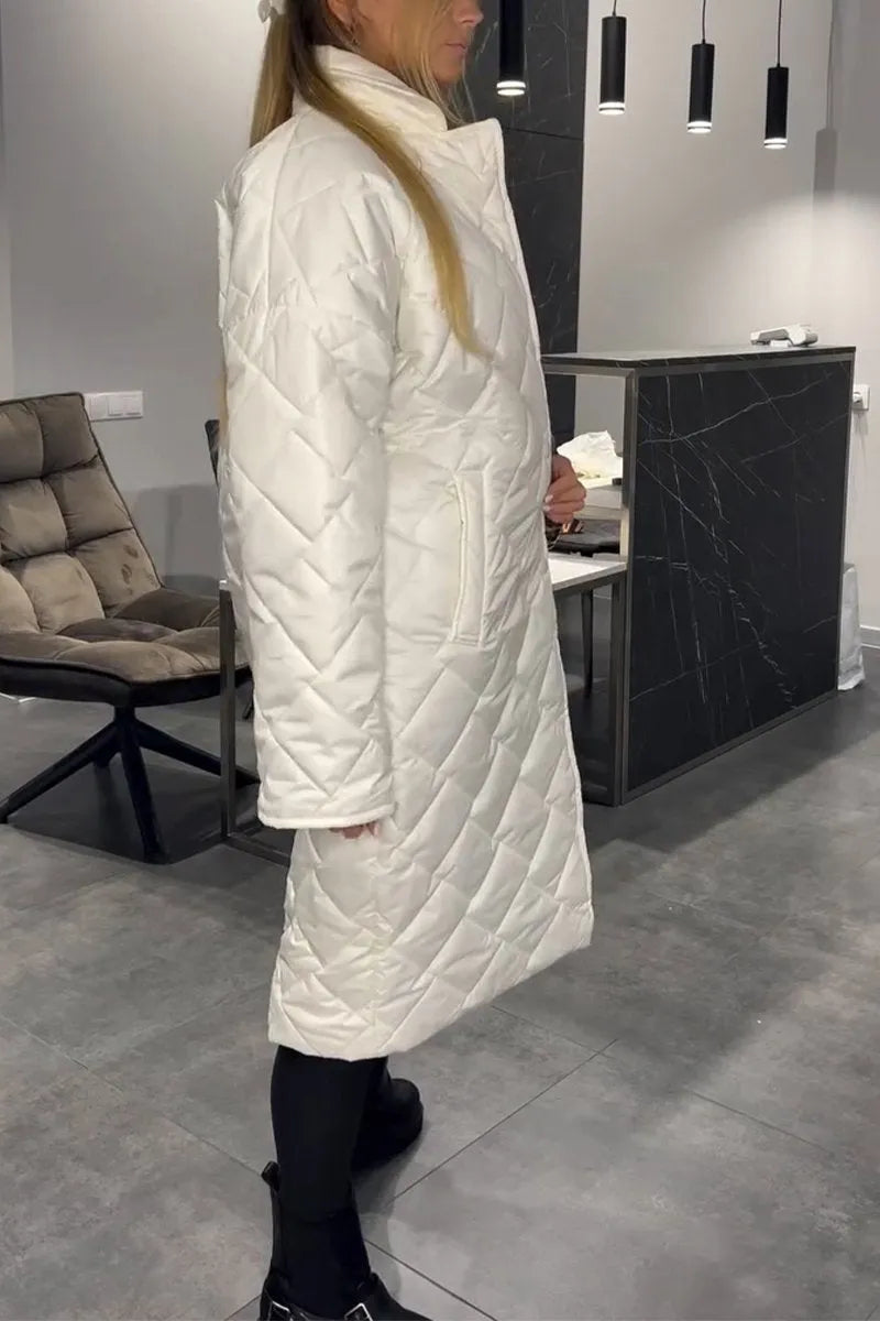 Manteau réversible chic Éclat de Danoir Paris, noir, avec détails élégants, porté sur un mannequin.