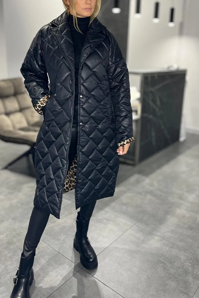 Manteau réversible chic Danoir Paris FR934 noir, élégant et tendance, porté en mode décontracté avec col et poches visibles.