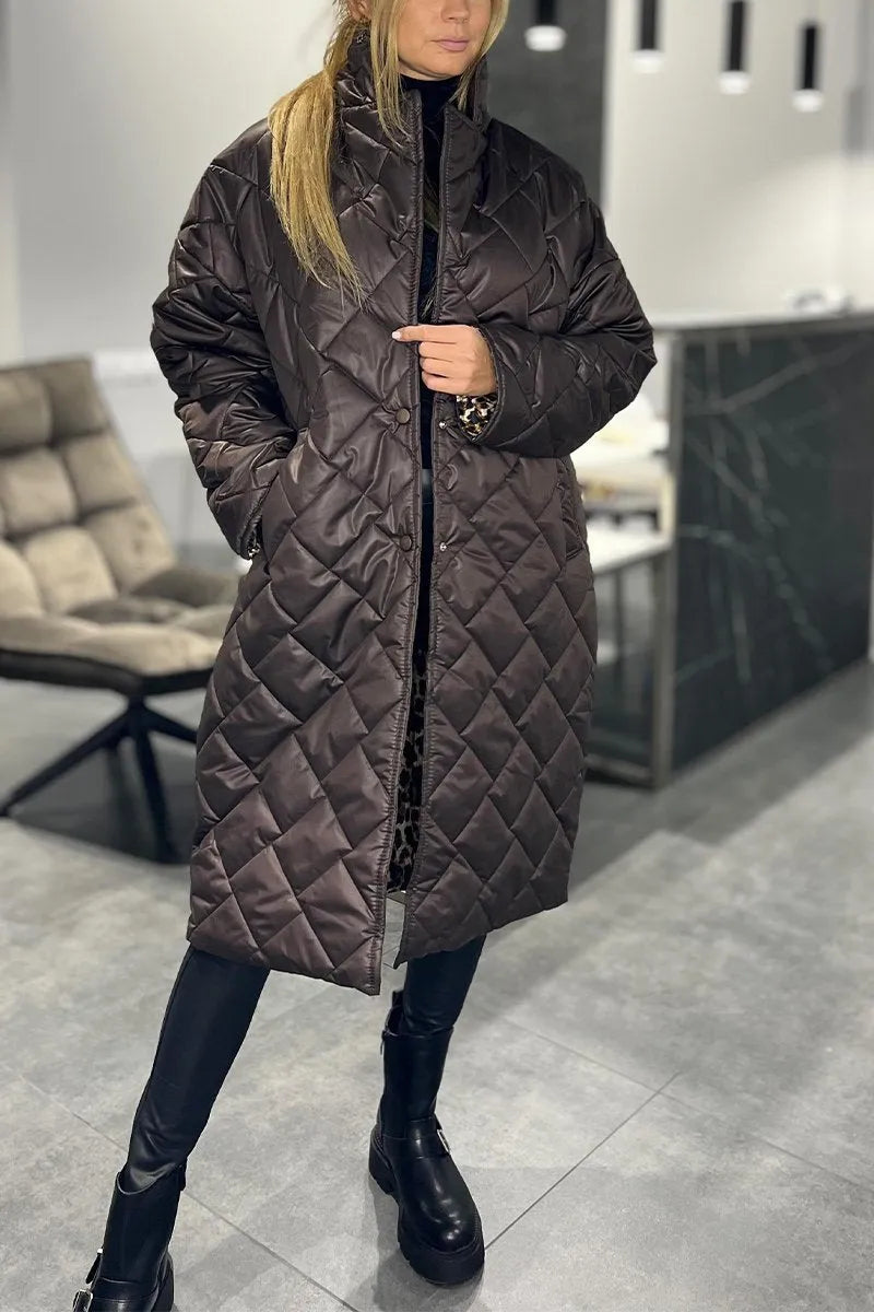 Manteau réversible chic FR934 de Danoir Paris en noir avec finition élégante, porté par un mannequin.