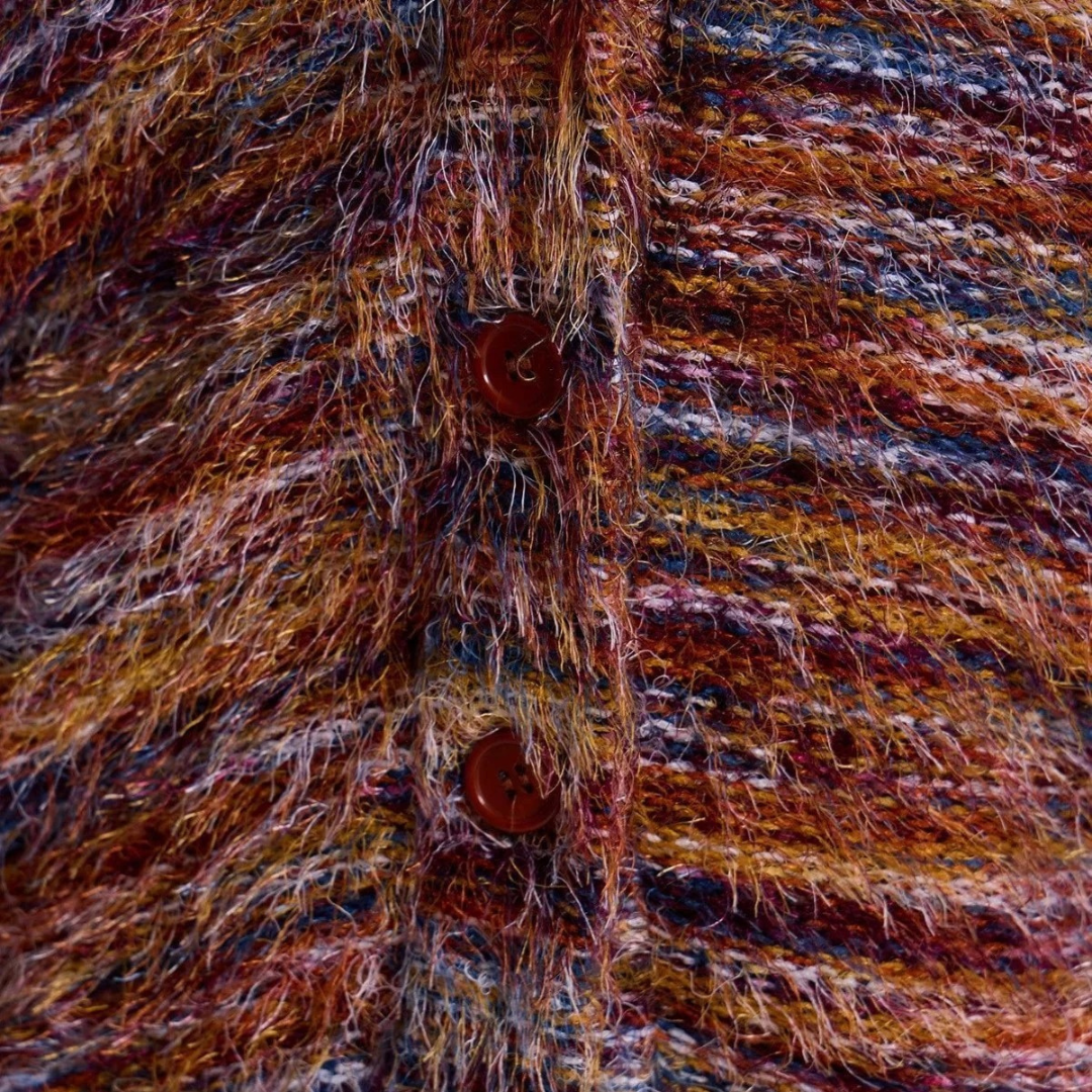 Gilet décontracté multicolore Mona de Danoir Paris, modèle FR940, en orange, porté avec style.