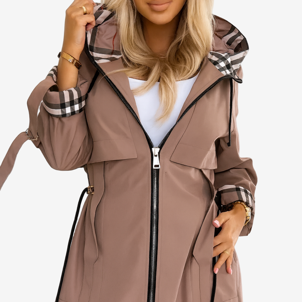 Trench mi-saison Danoir Paris Nathalie en marron, élégant et sophistiqué, avec ceinture et boutons classiques.