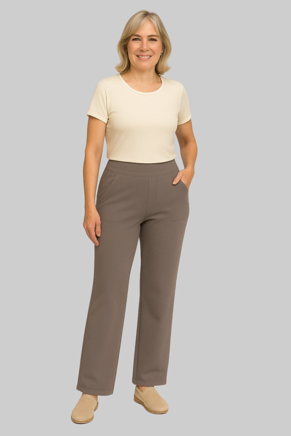 Pantalon stretch confortable Enora de Danoir Paris en taupe, coupe ajustée, tissu doux et extensible, pour un style décontracté et élégant.