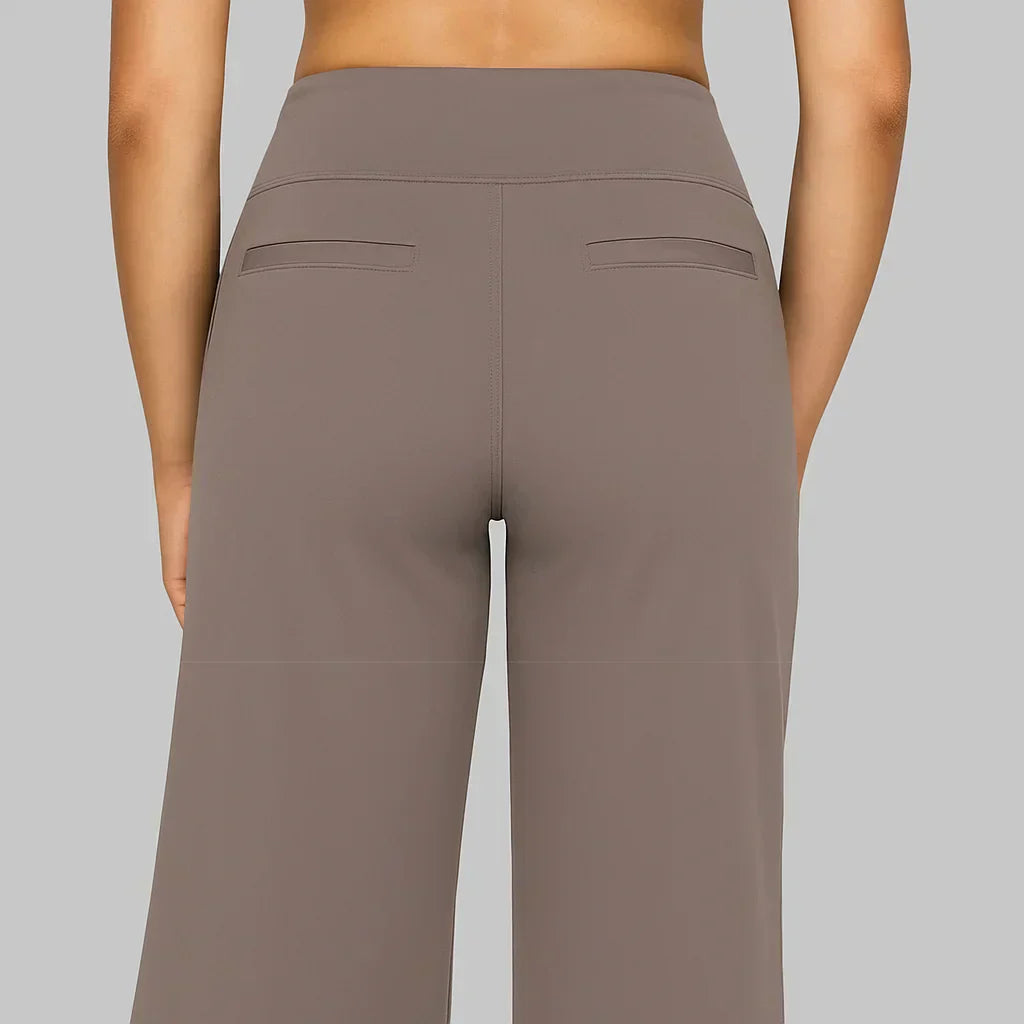 Pantalon stretch confortable Enora FR950 de Danoir Paris en taupe, ajusté et doux, porté avec un haut blanc.