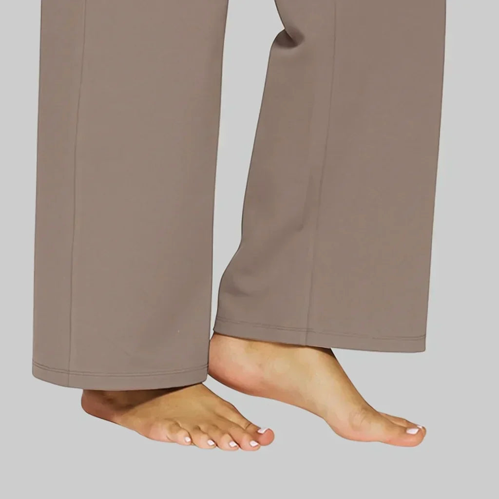 Pantalon stretch confortable Enora de Danoir Paris en taupe, coupe fluide et tissu doux, idéal pour un look chic et décontracté.