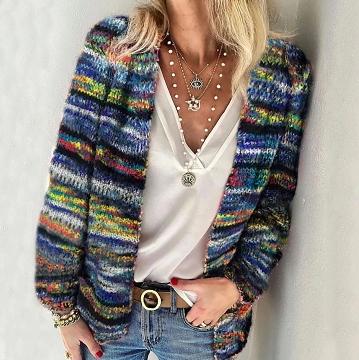 Cardigan multicolore Catherine de Danoir Paris, confortable, en tissu doux, porté par une femme.