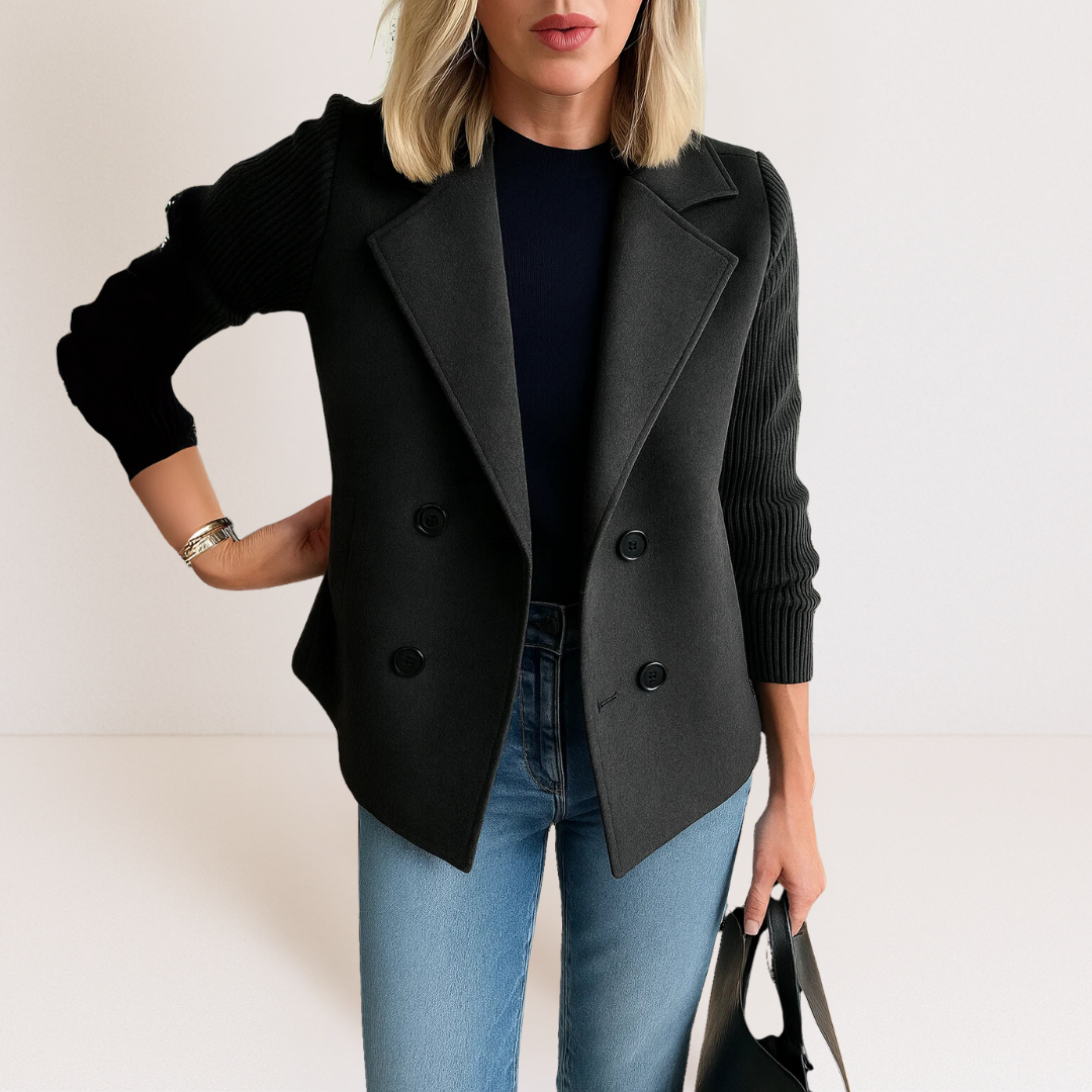 Veste élégante en tricot rose Martine Danoir Paris, coupe ajustée, détails subtils, portée comme vêtement chic et confortable.