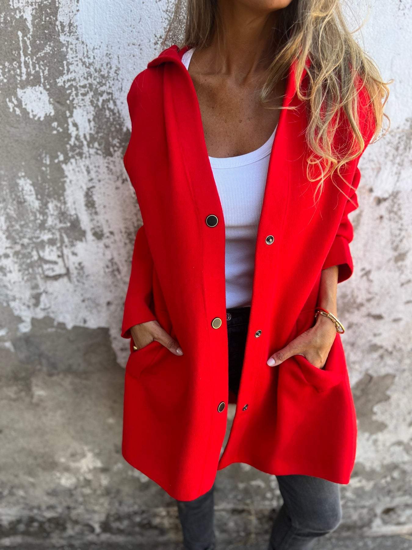 Cardigan décontracté rouge avec capuche Danoir Paris Adriana, style confortable et tendance, porté en image.