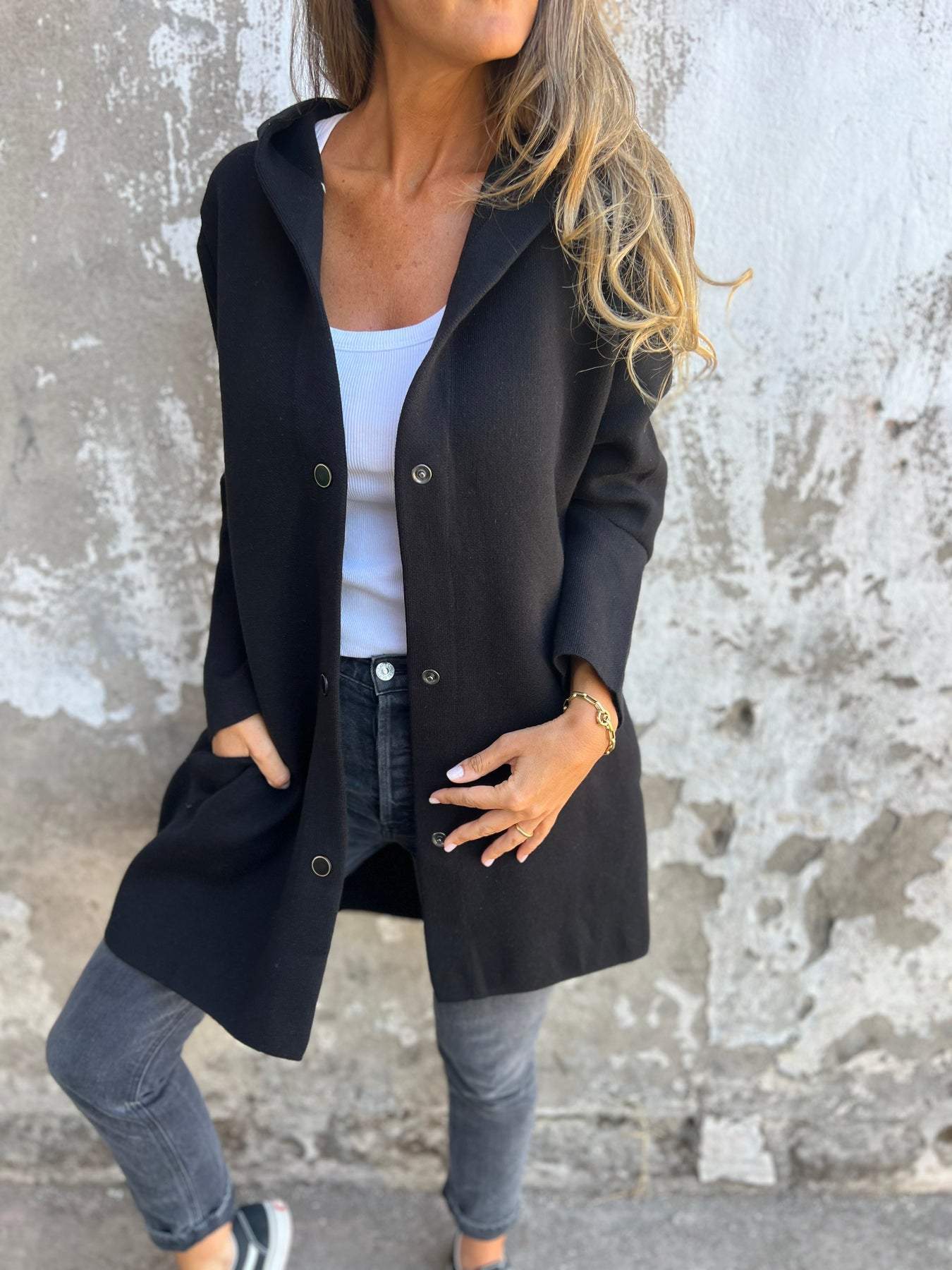 Cardigan décontracté rouge Danoir Paris Adriana avec capuche, douceur et style pour un look confortable et tendance.