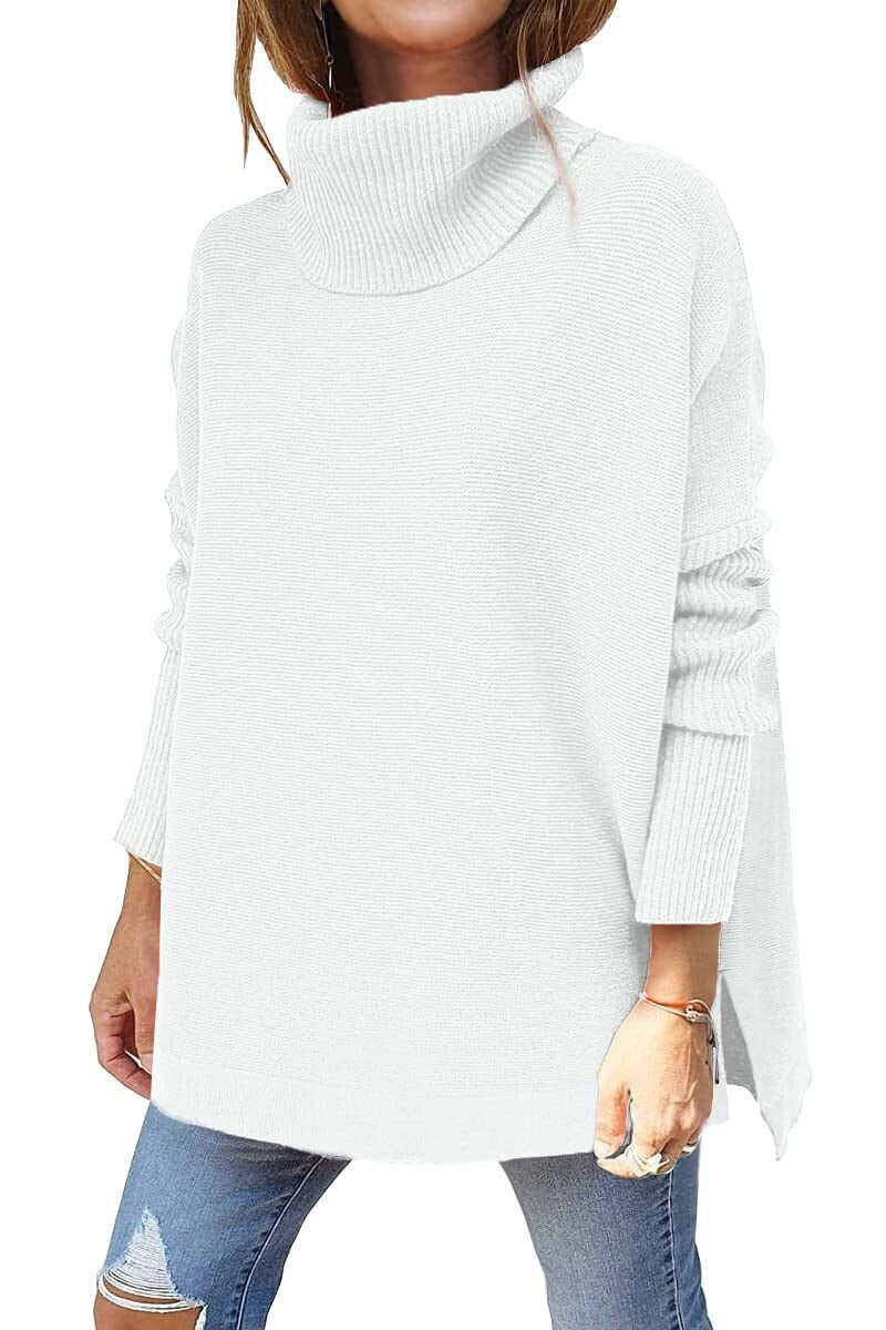 Pull beige Danoir Paris Neryssa, chic et douillet, en laine douce, porté sur un modèle avec col rond et manches longues.