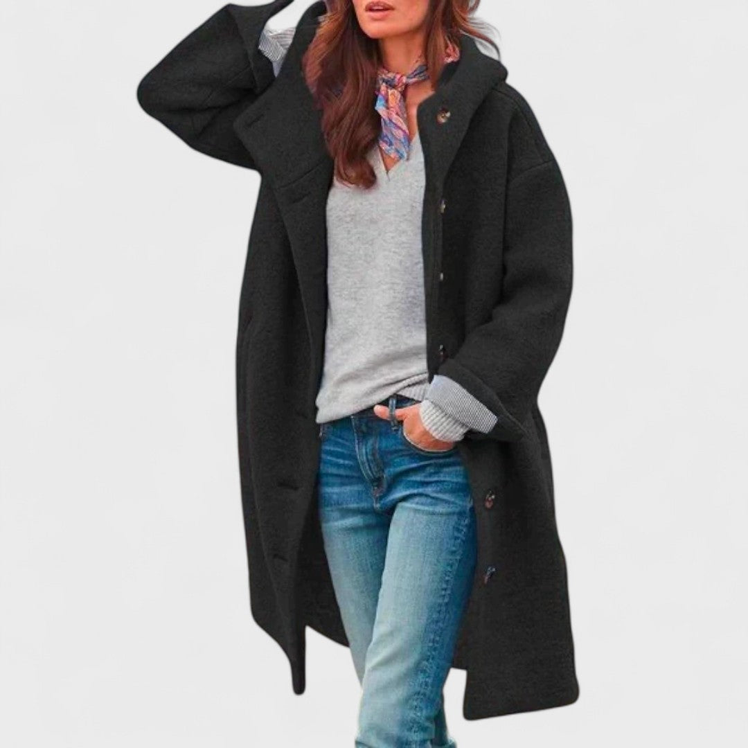 Veste en laine douillette Danoir Paris Olivia, couleur vert foncé, style chaud et confortable, portée en extérieur.